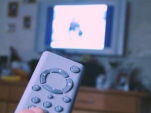 Vor allem moderne Fernseher entpuppen sich oft als Stromfresser (Foto: pixelio.de/claudiahautumm)
