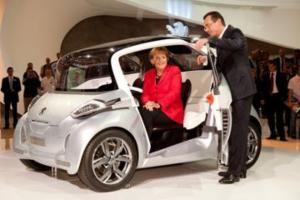 Bundeskanzlerin Angela Merkel bei der Präsentation des Elektroautos 