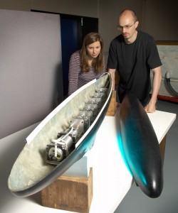 Collins (li.) und Megill mit dem Gymnobot (Foto: University of Bath)