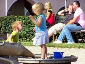 Zigarettenverzicht hält Spielplatze sauberer und vermeidet falsche Vorbilder (Foto: pixelio.de)