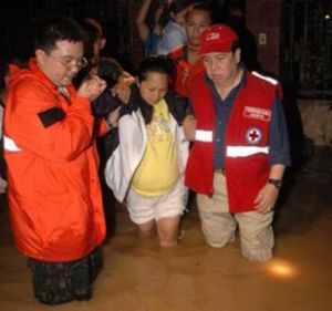Spezialisierte Evakuierungs-Teams retten die Menschen aus den Wassermassen (Foto: roteskreuz.at)