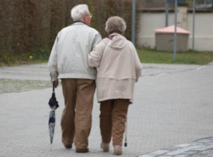 Immer mehr Menschen werden immer älter (Foto: pixelio.de/Balzer Matthias)