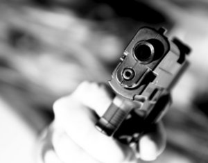 Wer eine Schusswaffe trägt, bringt sich dadurch selbst in Gefahr (Foto: aboutpixel.de)