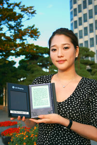 E-Reader mit Dünnschicht-Solarzelle (Foto: lgdisplay.com) E-Reader mit Dünnschicht-Solarzelle (Foto: lgdisplay.com)