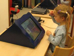 Kind beim computergestützen Gebärdentraining (Foto: TU Delft) Kind beim computergestützen Gebärdentraining (Foto: TU Delft)
