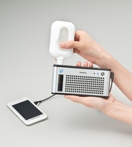 Gadget, Brennstoffzelle Dynario und Methanol-Einspritzflasche (Foto: toshiba.co.jp) Gadget, Brennstoffzelle Dynario und Methanol-Einspritzflasche (Foto: toshiba.co.jp)