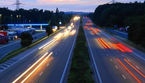 Leistungsstarke Batterien sollen den Verkehr elektrifizieren (Foto: pixelio.de/Arkadius Neumann)
