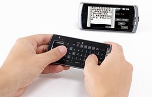F-04B: Tastatur-Fernbedienung fürs Handy-Display (Foto: Fujitsu) 