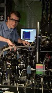 NIST-Forscher Hanneke beim Quantenprozessor-Experiment (Foto: J. Burrus/NIST)