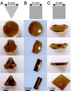 Selbstfaltende Silizium-Stücke dank Wassertropfen (Foto: Ralph Nuzzo)