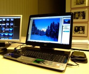 Foto am Bildschirm: Ist es ein geheimer Datensafe? (Foto: pixelio.de, A. Liebhart)