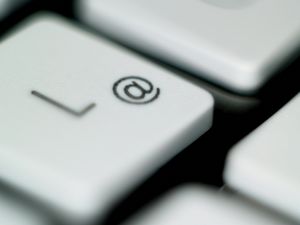 Benachrichtigung über neue E-Mail stört die Konzentration (Foto: pixelio.de/tobman)