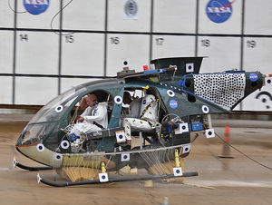 Heli-Crashtest mit Kevlarwaben-Polster (Foto: NASA/Sean Smith)