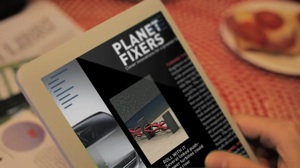 Daumen-Blättern im digitalen Magazin (Foto: Bonnier)