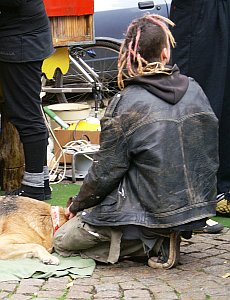 Meist lassen schlimme Lebensumstände Menschen auf der Straße landen (Foto: pixelio.de/Hofschläger) Meist lassen schlimme Lebensumstände Menschen auf der Straße landen (Foto: pixelio.de/Hofschläger)