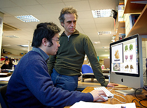 Li (sitzend) und Hall mit der Baum-Animationssoftware (Foto: University of Bath)