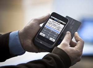 PAYware macht iPhone zum Kreditkartenleser (Foto: VeriFone)