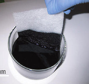 Ein Stück Stoff wird in Nanopartikel-Tinte getaucht (Foto: stanford.edu)