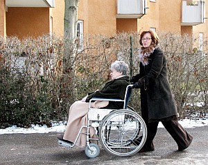 Pflegende Angehörige wachsen an ihren Aufgaben (Foto: pixelio.de/Sturm)