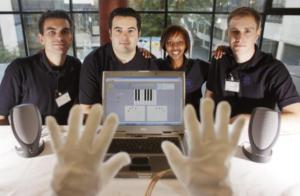 Musikhandschuh und Studenten-Team mit Barra (rechts) und Tesfagiorgis (Foto: Hannibal Hanschke)