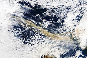 Aktuelle Satellitenbilder zeigen eine Aschenfahne von Island bis nach Nordwesteuropa (Foto: ESA)