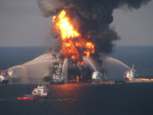 Auf der Deepwater Horizon hat das Unglück seinen Ausgang genommen (Foto: flickr.com/uscgd8)