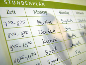 Das Fach 'Wirtschaft und Finanzen' fehlt auf den Stundenplänen (Foto: pixelio.de/Claudia Hautumm)