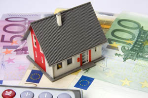 Bei der Finanzierung des Eigenheims gilt es, einiges zu beachten (Foto: pixelio.de/Thorben Wengert)