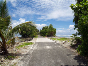 Funafuti-Atoll in Tuvalu erhebt sich nur wenige Meter über dem Meer (Foto: Wolfgang Weitlaner)
