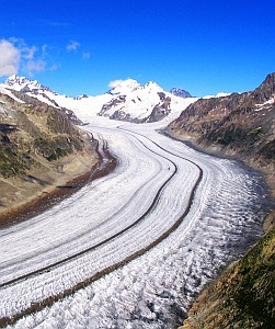Der große Aletschgletscher hat seit 1900 zehn Kubikkilometer Eis verloren (Foto: Wikimedia Commons)