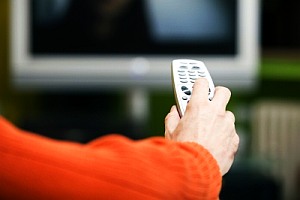 Mit dem Alter wächst die Liebe zum Fernsehen (Foto: pixelio.de/van Melis)