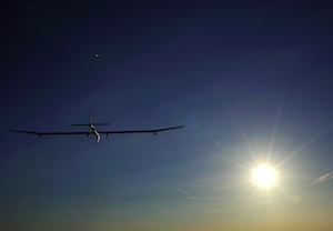 Solarflugzeug HB-SIA: Der Sonne entgegen auch über Nacht (Foto: solarimpulse.com)