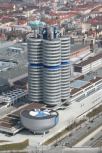 Münchner BMW-Zentrale: Management zeigt sich großzügig (Foto: pixelio.de, Wolfgang Lahsnig)