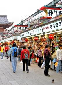 Fußgängerzone in Tokio: Vor allem japanische Kleinbetriebe beuten aus (Foto: pixelio.de, Bildpixel)