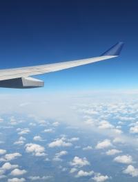 Tragfläche: Unternehmen lassen Manager wieder vermehrt fliegen (Foto: pixelio.de, Tim Reinhart)