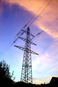 Strommast: Deutsche Unternehmen fragen 2010 stark nach (Foto: pixelio.de, klaas hartz)