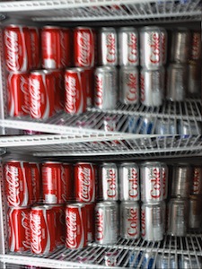 Cola im Kühlschrank: Oben verwackelt, unten geschärft (Foto: Microsoft Research)