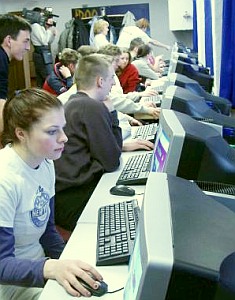 Schüler am Computer: Guter Umgang mit Social Networks reicht nicht (Foto: pixelio.de/Hauk)