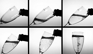 Sekt einschenken: Forscher zeigen, warum es so richtig ist (Foto: Universität Reims)