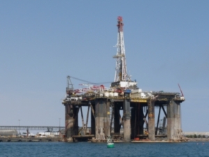 Bohrinsel: Die Diskussion um Peak Oil schlägt immer höhere Wellen (Foto: pixelio.de/schütz)