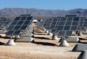 Große Solaranlage: Weltraum-Technologie sagt Staub den Kampf an (Foto: US Air Force)