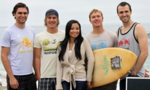 Surfer-Team: Studenten mit computerisiertem Sensor-Surfbrett (Foto: UC San Diego) Surfer-Team: Studenten mit computerisiertem Sensor-Surfbrett (Foto: UC San Diego)