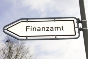 Fiskus: Geplante Bankensteuer soll in Krisenfonds fließen (Foto: pixelio.de / Thorben Wengert)