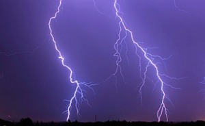 Blitze: Statt der Entladung kann die Energie auch genutzt werden (Foto: aboutpixel.de/Dannehl)