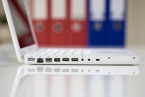Der Dienst-Laptop gehört beinahe schon zur Standardausstattung (Foto: pixelio.de/kirchhoff)