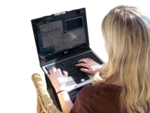 Frau am Laptop: Zeitvertreib mit Suchmaschinen (Foto: pixelio.de / Barbara Eckholdt)
