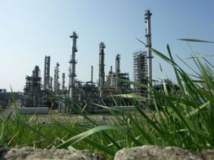 Ölraffinerie: Rosneft plant den Einstieg bei deutschen Konkurrenten (Foto: pixelio.de / J.Wieland)