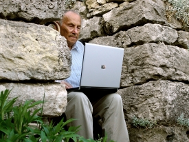 Opa mit Laptop: Ältere nutzen verstärkt soziale Netzwerke (Foto: pixelio.de/JenaFoto24.de)