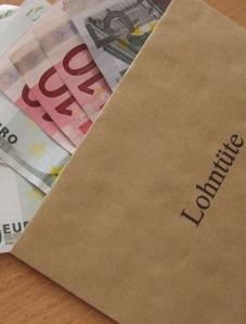 Lohntüte: Mehr Gehalt durch richtige Argumente (Foto: pixelio.de, Siegfried Fries)
