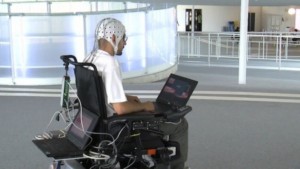 Michele Travella: Steuert den elektrischen Rollstuhl mit seinen Gedanken (Quelle: Youtube)